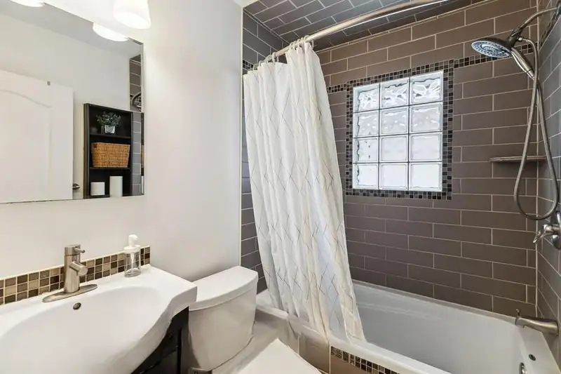 Bathroom at 118 Victoria St