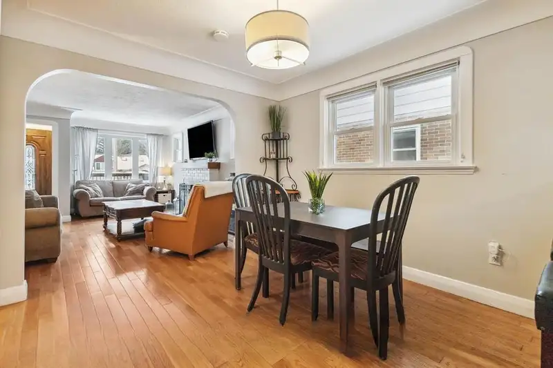 Dining room at 118 Victoria St