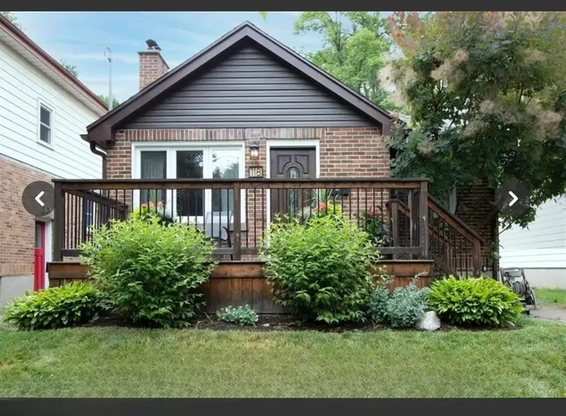 Front exterior at 118 Victoria St