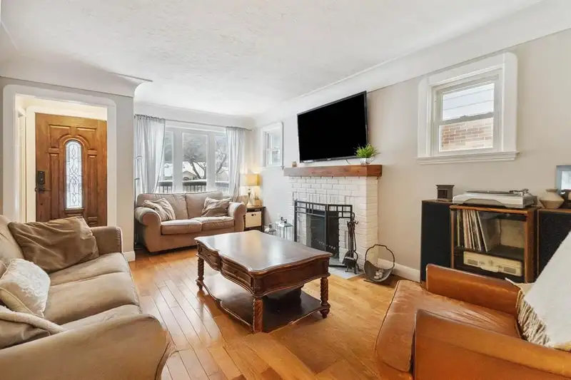 Living room at 118 Victoria St