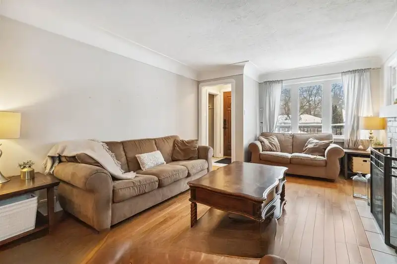 Living room at 118 Victoria St