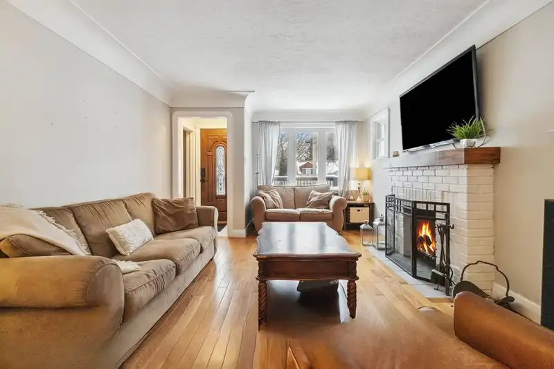 Living room at 118 Victoria St