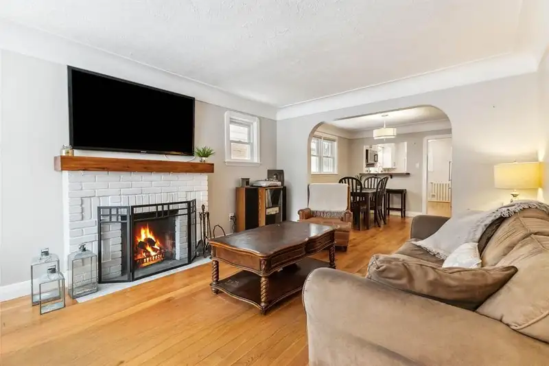 Living room at 118 Victoria St