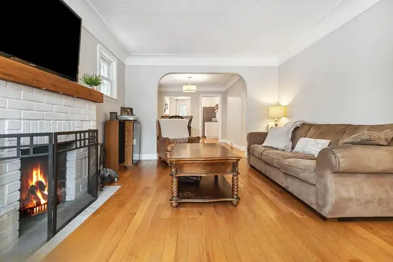 Living room at 118 Victoria St