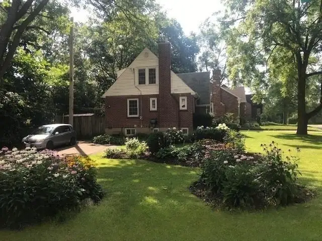 Side yard at 16 Parkdale Cres